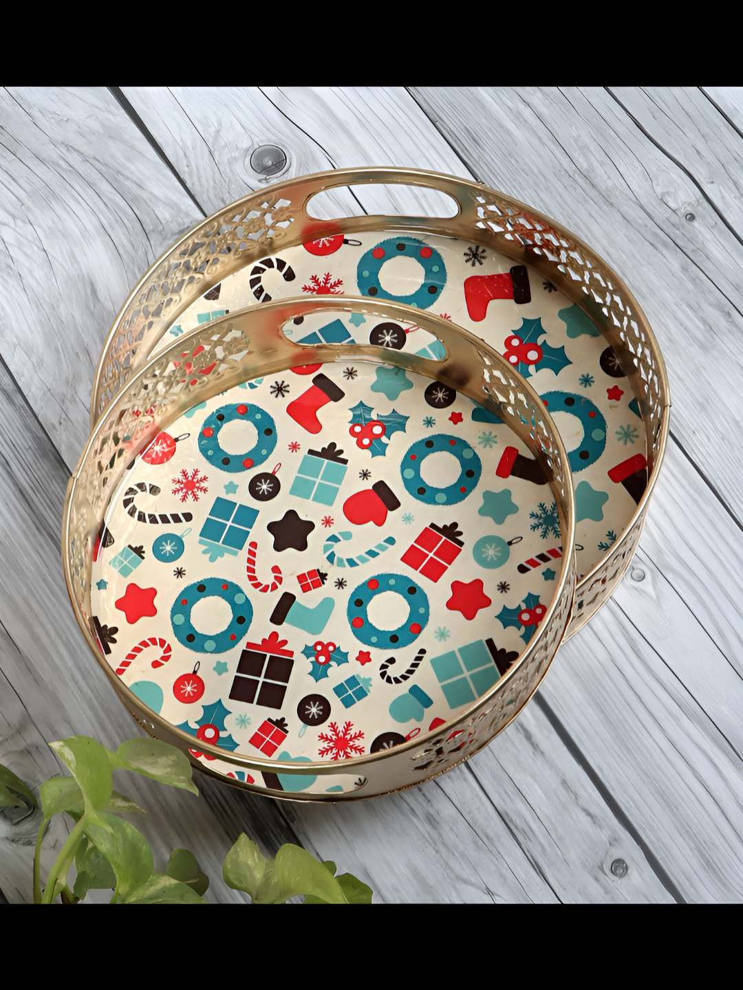 Amaya Decors Gold-Toned & Green 2 Pieces Christmas Ring Printed Round Metal Serving Tray