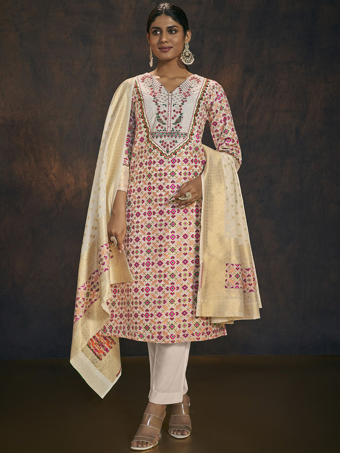 SALWAR STUDIO Women Floral Embroidered Regular Kurta with Trousers & With Dupatta