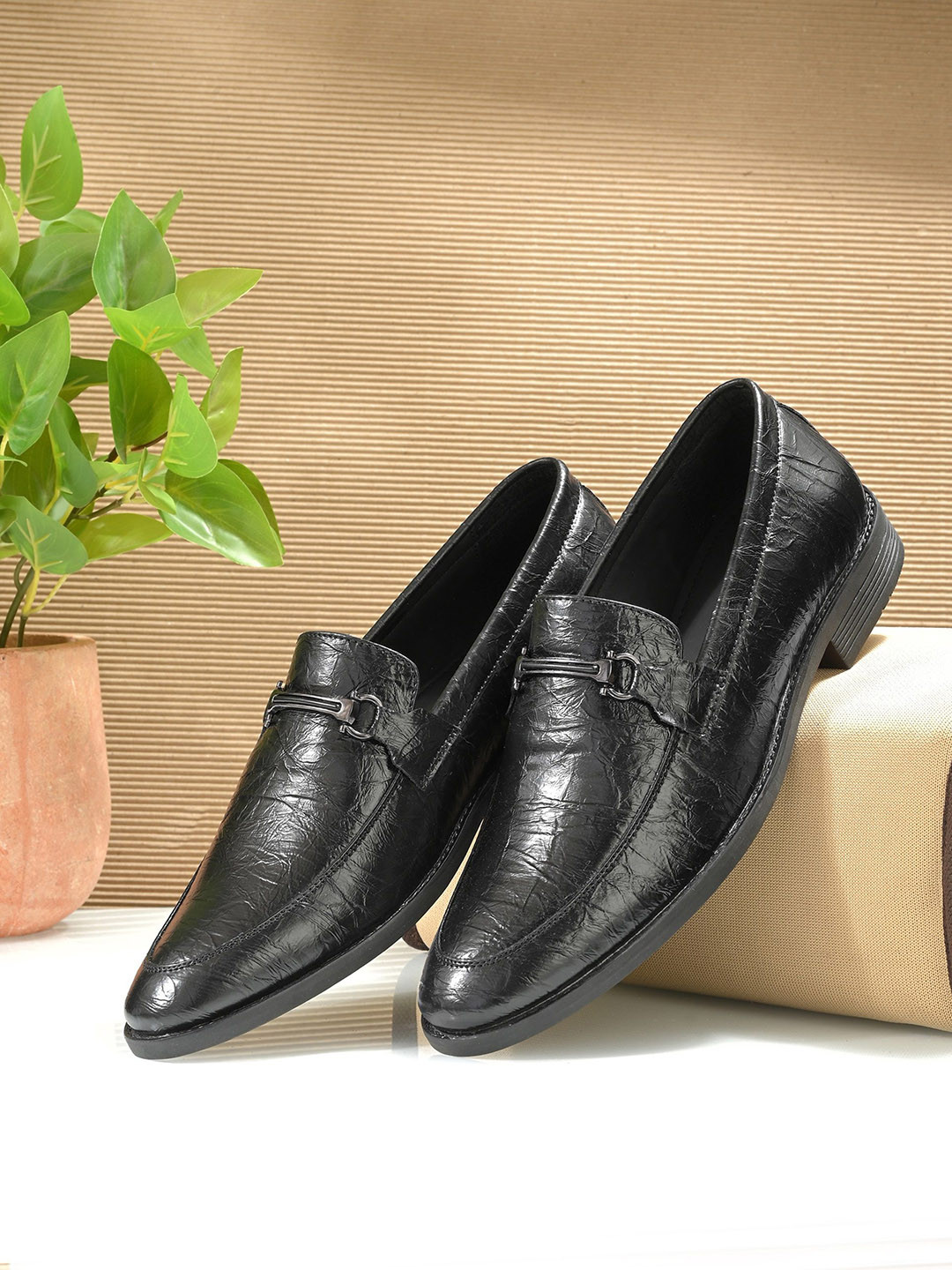 INVICTUS Men Textured Formal Loafers