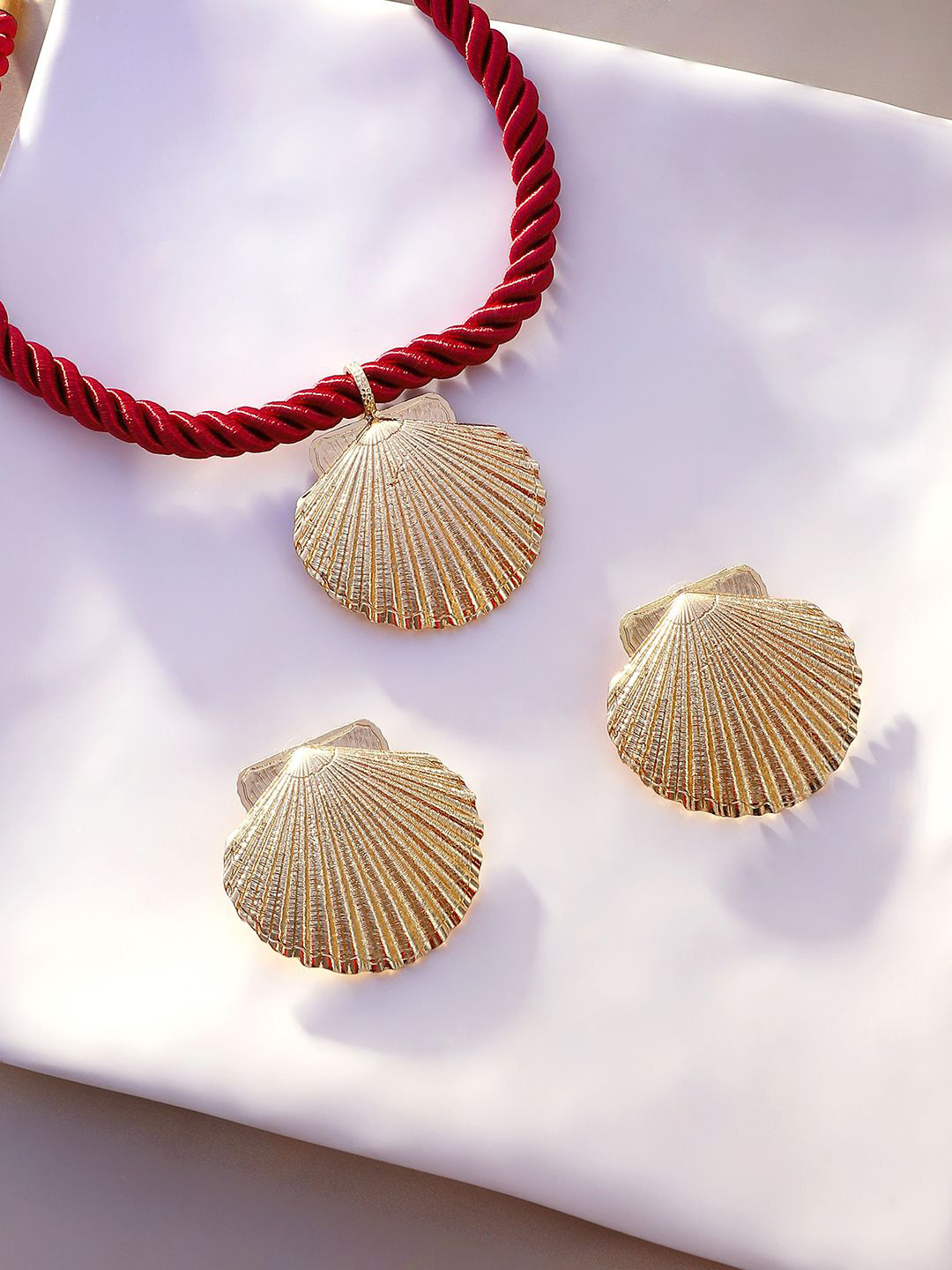 SOHI The Seashell Gold Plated Jewellery Set