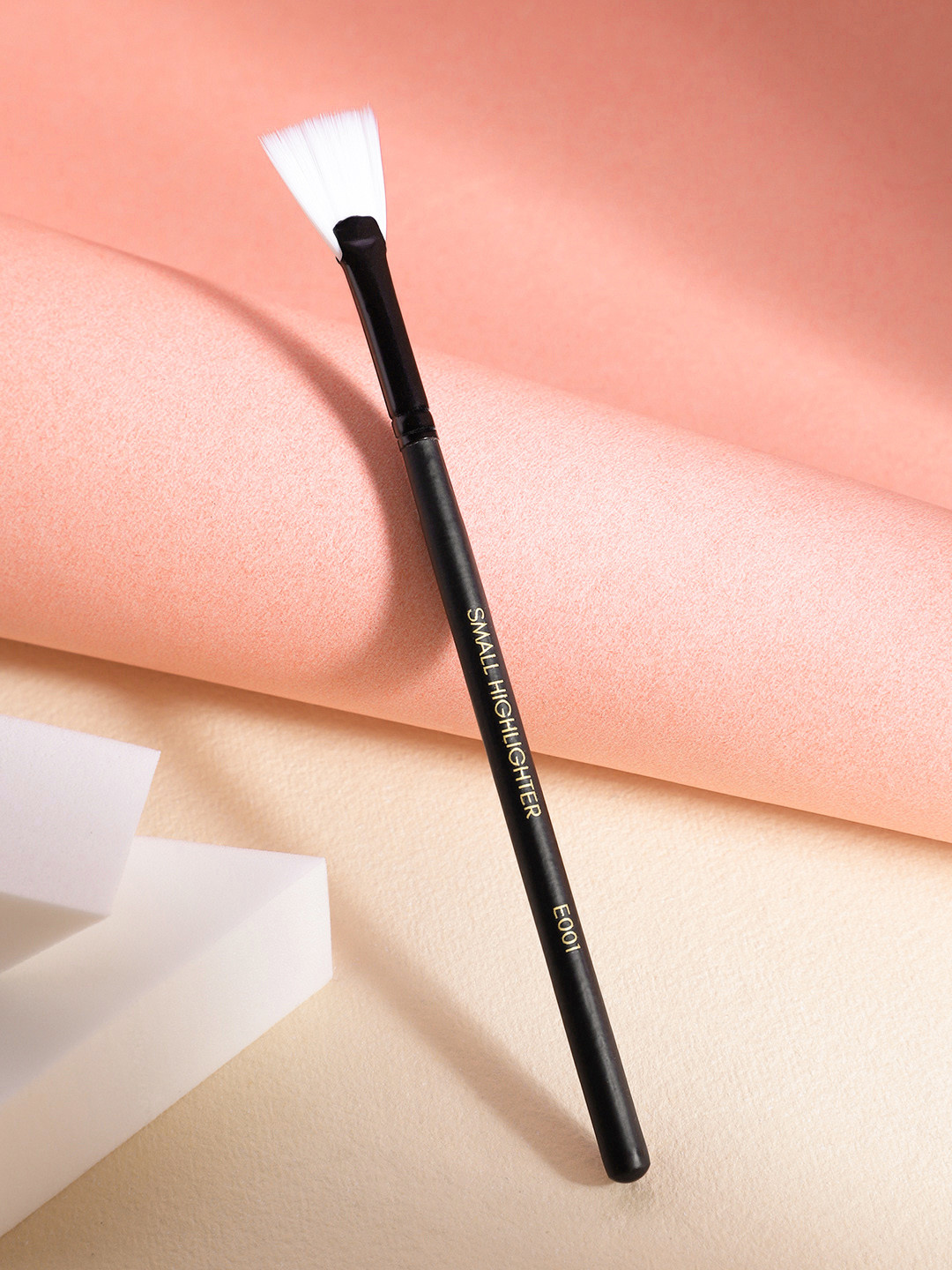 CUFFS N LASHES Small Highlighter Makeup Brush E001