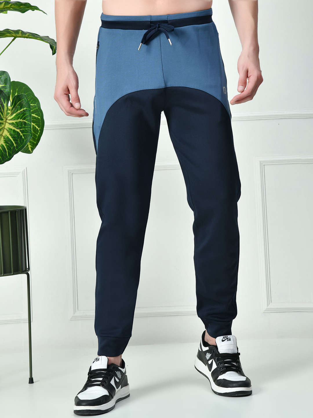Bildos Men Solid Regular Fit Mid-Rise Trackpants