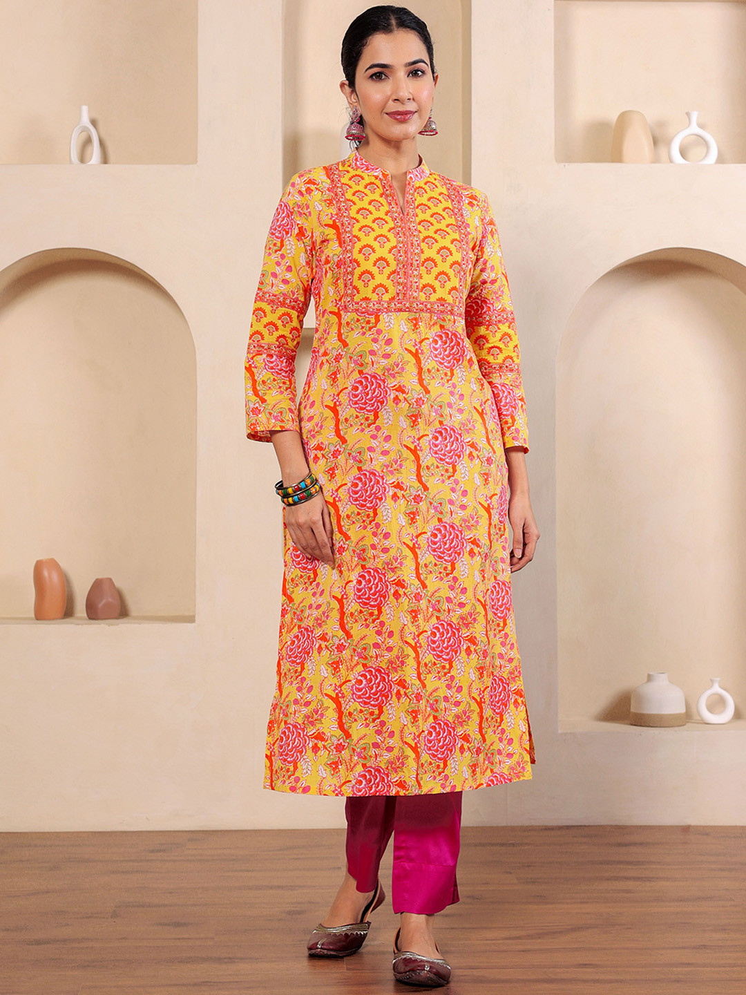 GULAB CHAND TRENDS Women Floral Printed Mirror Work Kurta