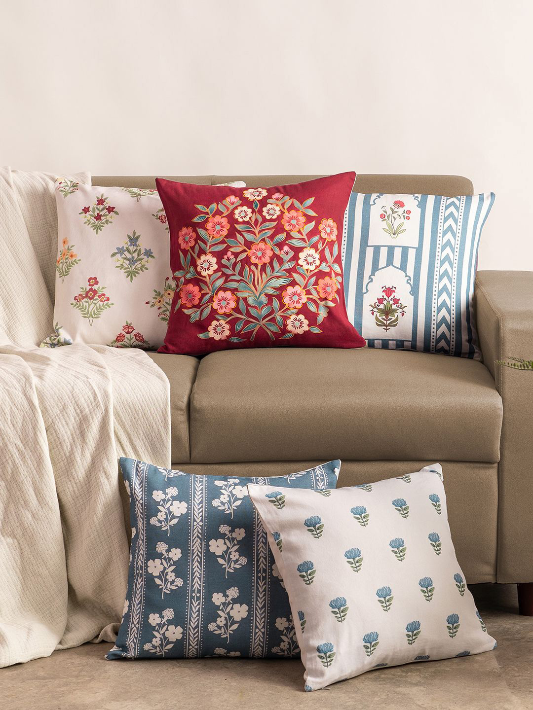 haus & kinder Red & White 5 Pieces Floral Printed Cotton Square Cushion Covers