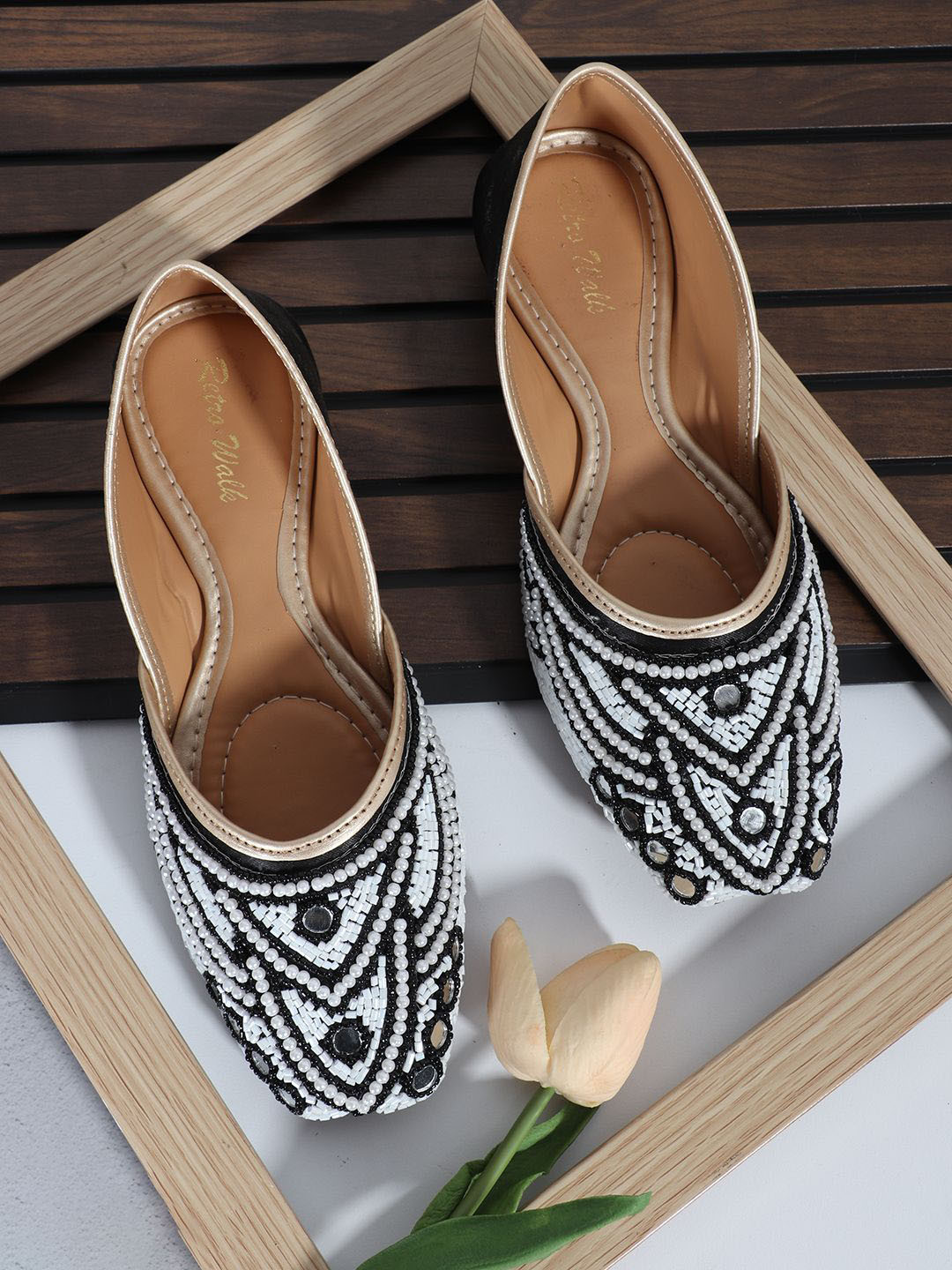 Retro Walk Women Ethnic Embellished Mojaris