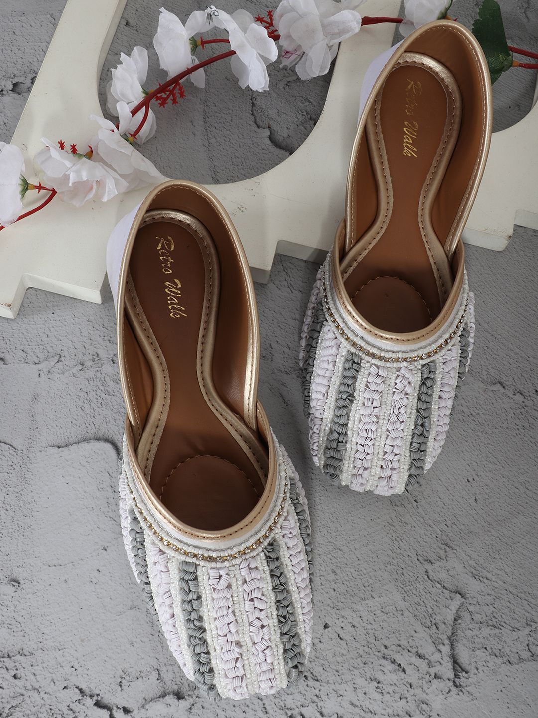 Retro Walk Women Embellished Ethnic Mojaris with Bows Flats