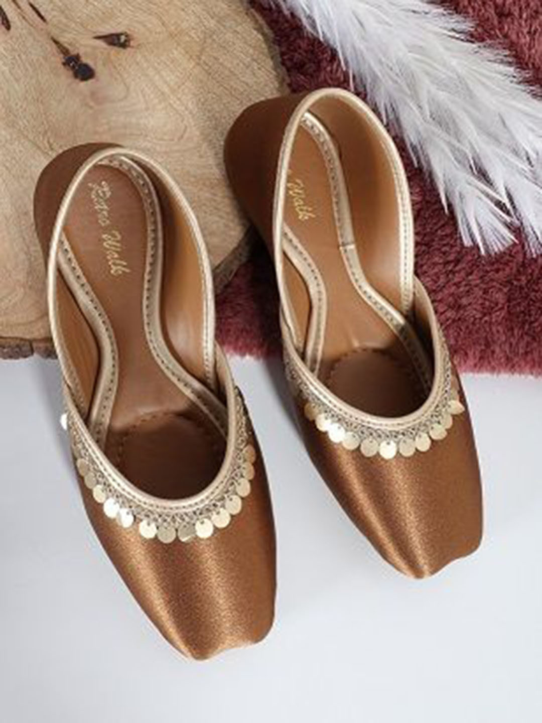Retro Walk Women Embellished Ethnic Mojaris