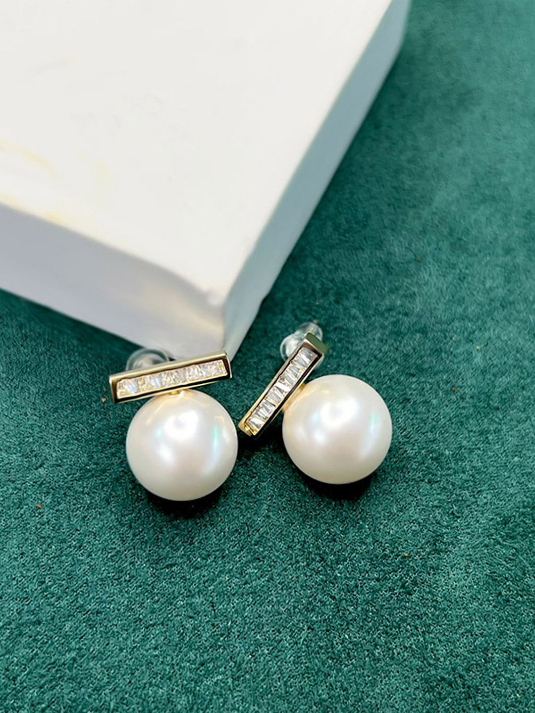 VAGHBHATT Gold-Plated Stainless Steel Round Or Flat Stone Studded & Pearls Beaded Studs