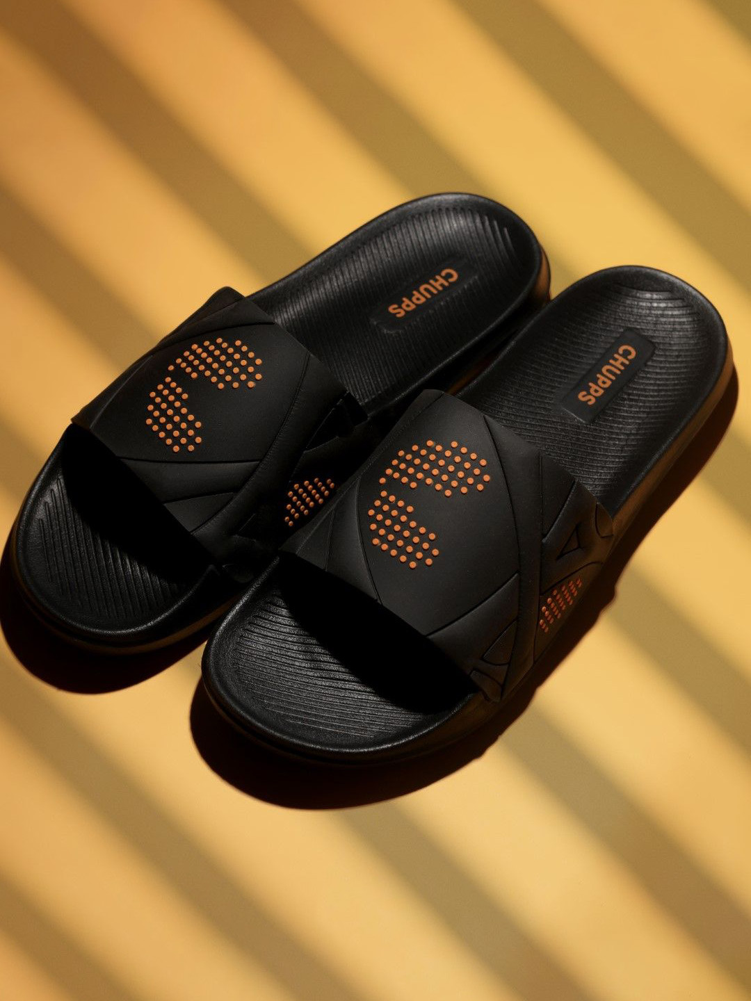 CHUPPS Men Printed PU Slider