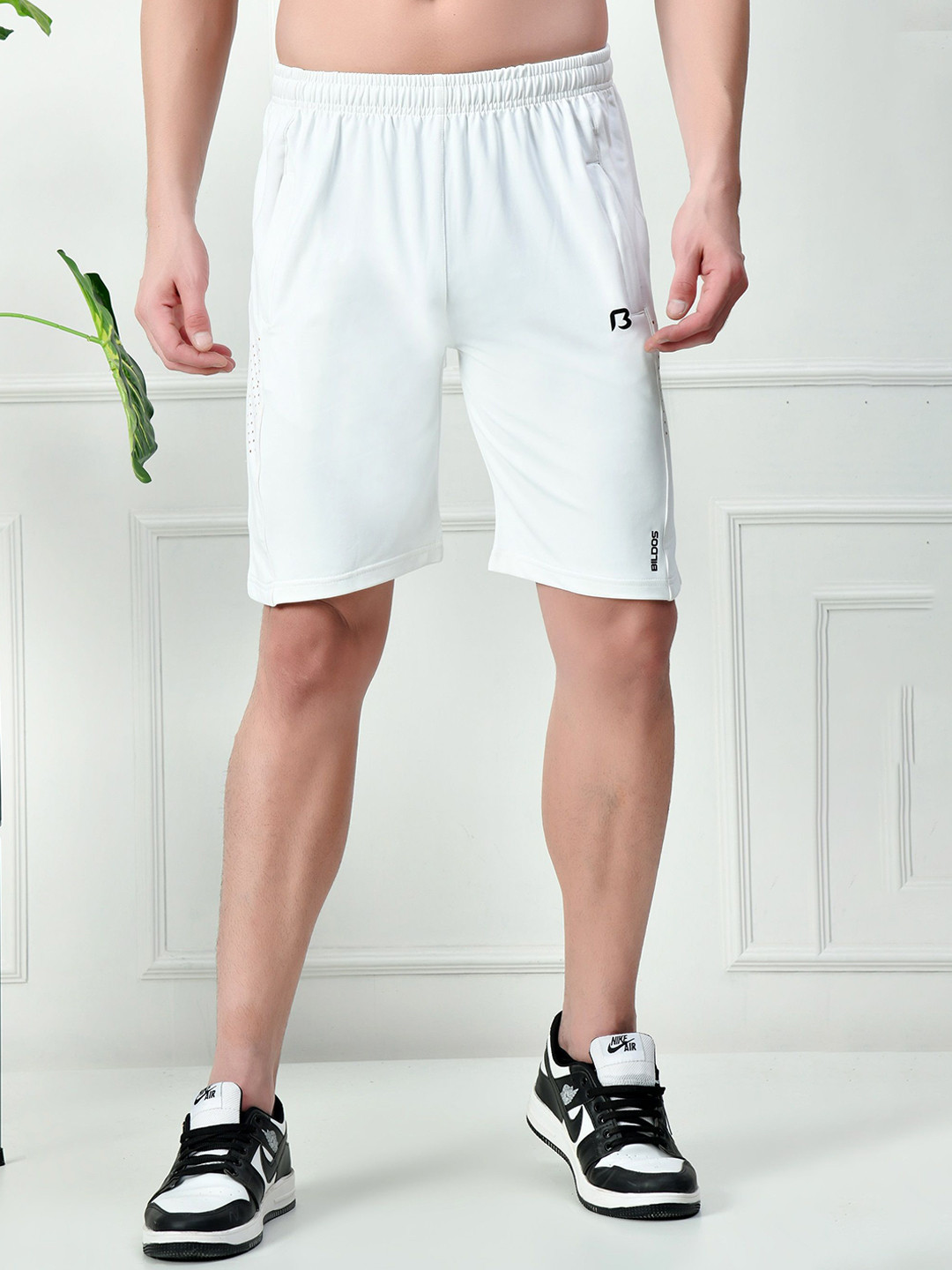 Bildos Men Solid Mid-Rise Shorts