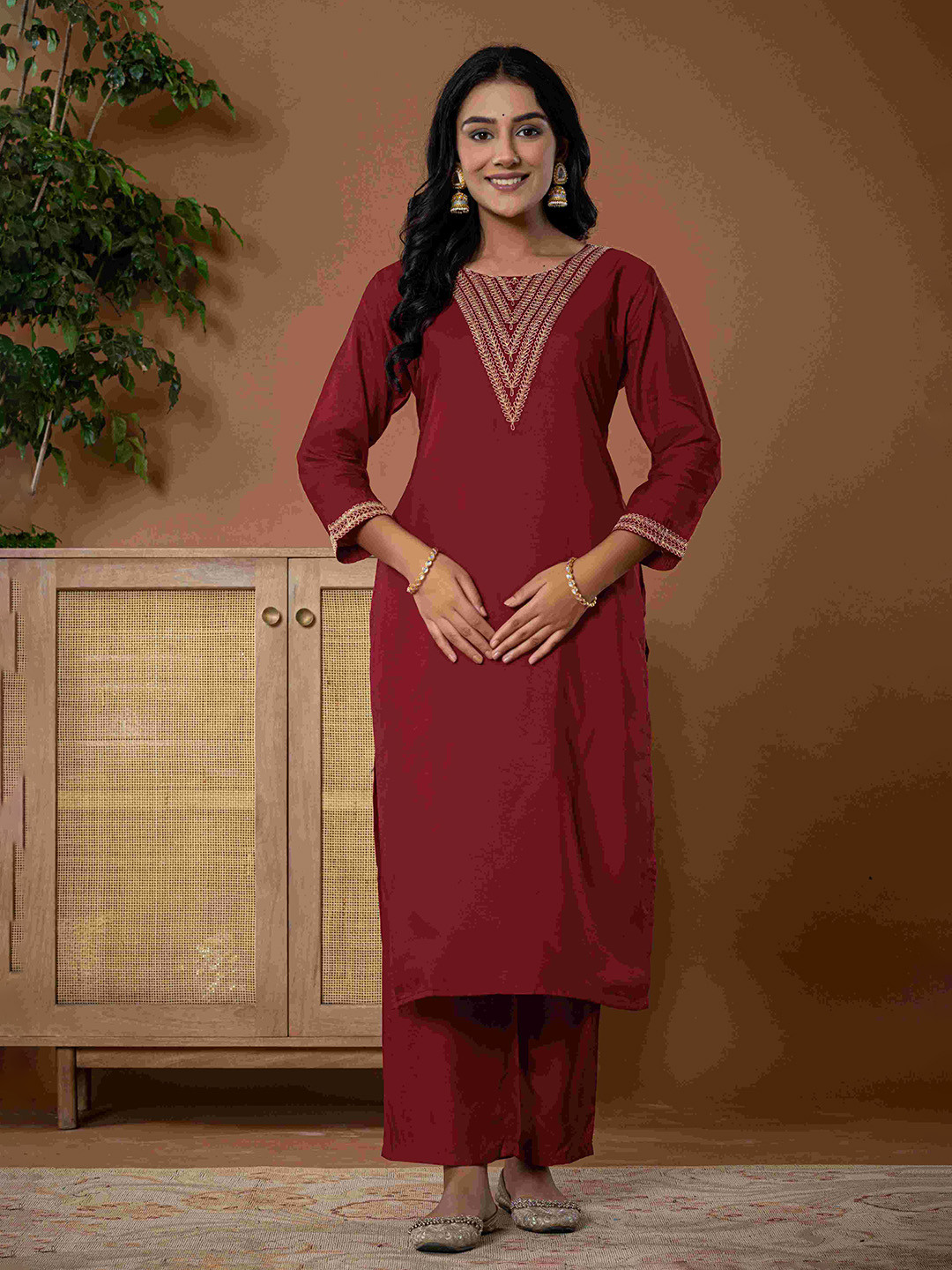 Do Dhaage Geometric Yoke Design Zari Work Straight Kurta With Trouser & Banarasi Dupatta