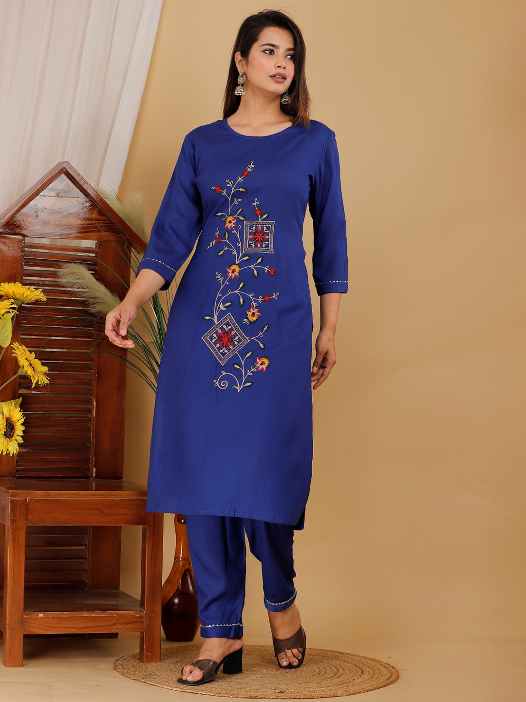 Mehsoos Ethnic Motifs Embroidered Straght Kurta with Trousers