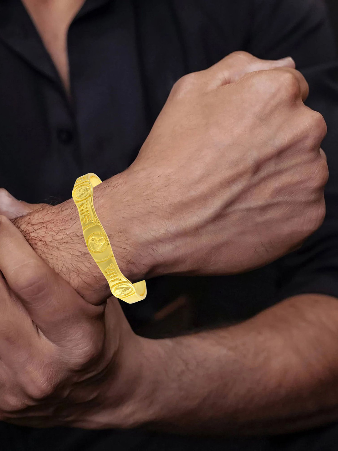 MEMOIR Men Gold-Plated Sai baba Kada Bracelet
