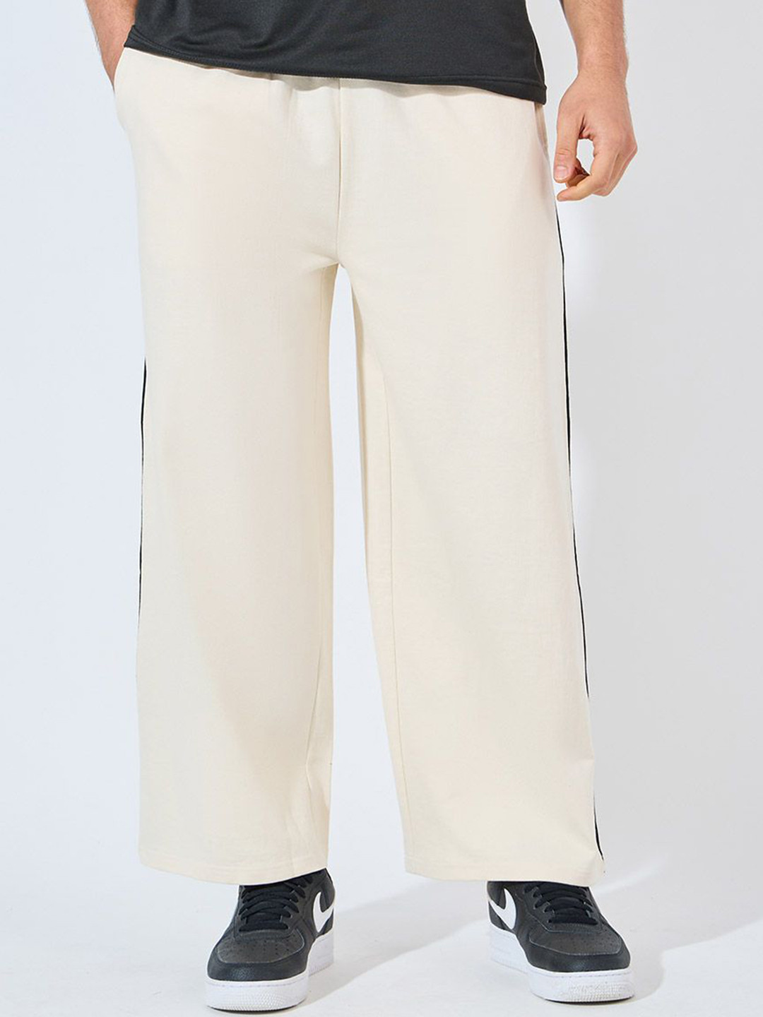 Styli Men Contrast Striped Detail Extra Wide Leg Joggers