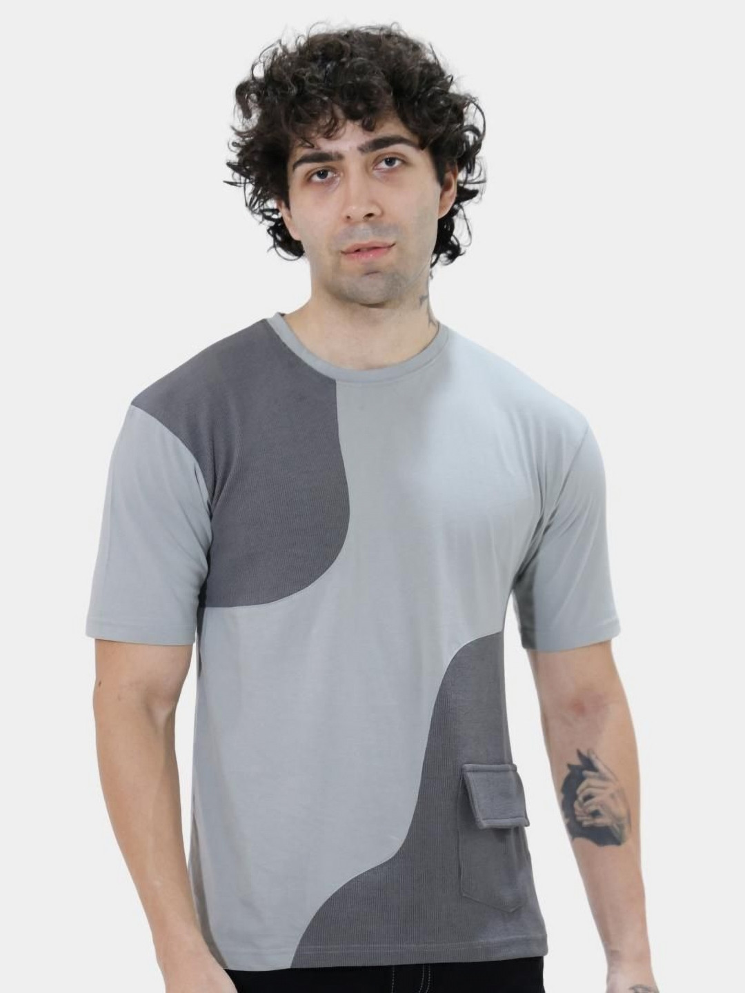 BOTABOCHI Men Colourblocked Round Neck Cotton T-shirt