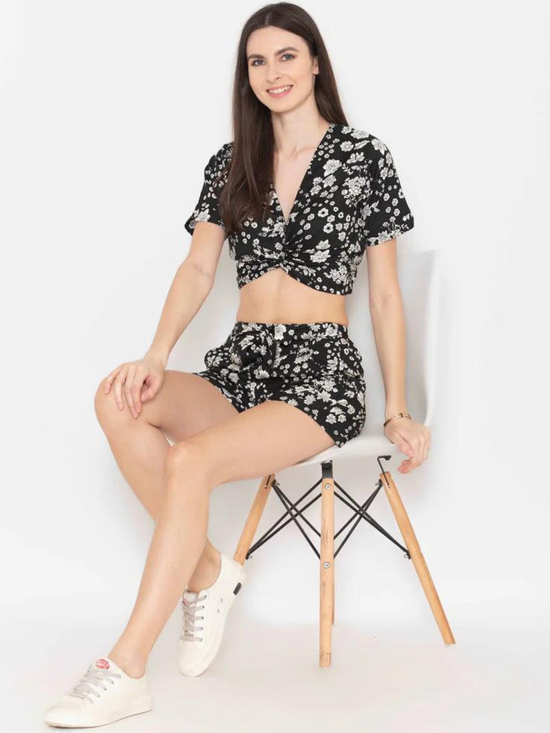 DESIGNS BY QUEEN BEE Floral Printed V-Neck Crop Top With Shorts