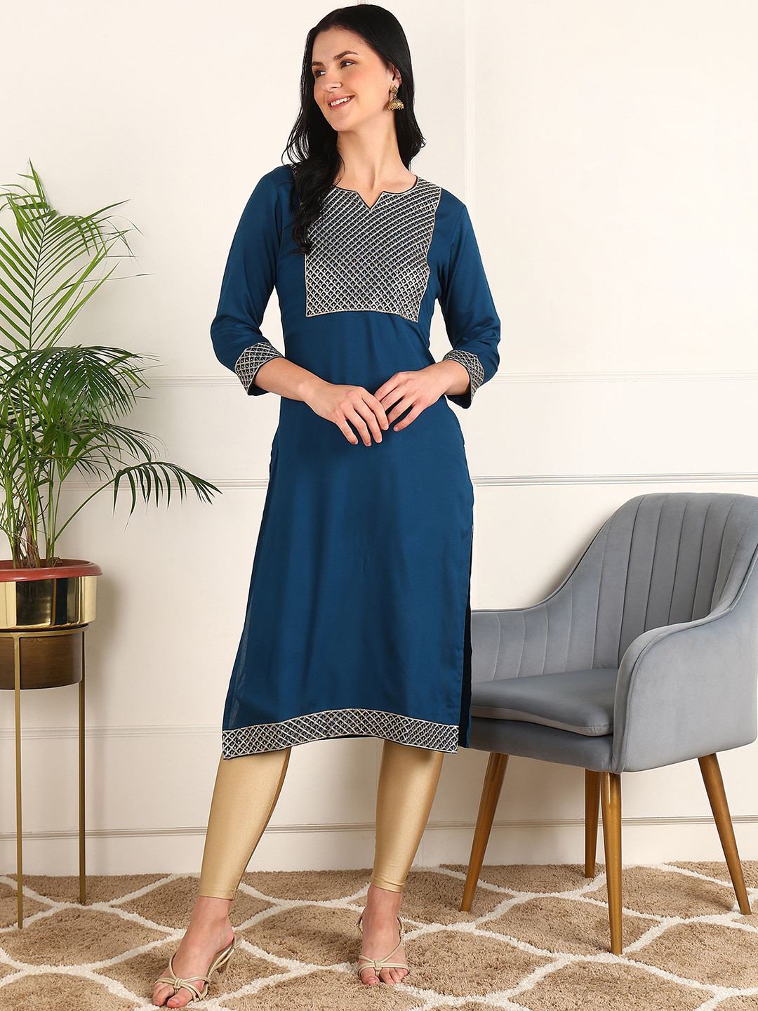 Kapad Dwar Geometric Embroidered Sequinned Straight Kurta