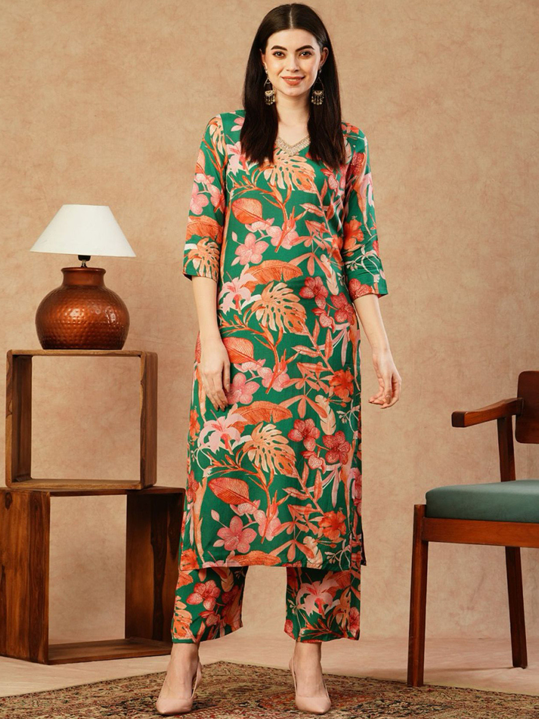 TRAHIMAM Floral Printed V-Neck Straight Kurta with Trousers