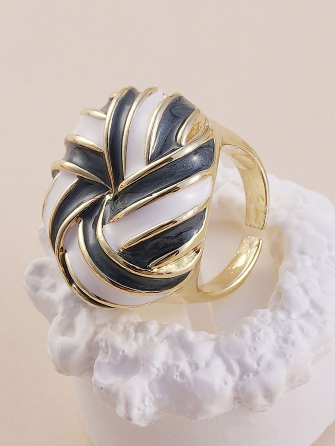 SOHI The Candy Swirl Gold-Plated Adjustable Statement Finger Ring