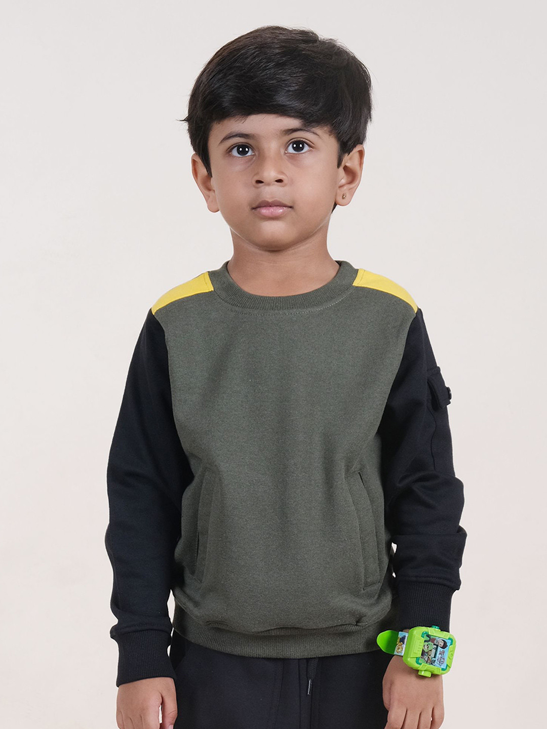 KiddoPanti Boys Solid Round Neck Sweatshirt With Pocket On Sleeve