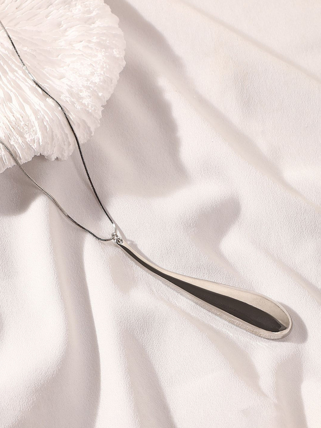 SOHI The Drip Pendant Silver-Plated Necklace