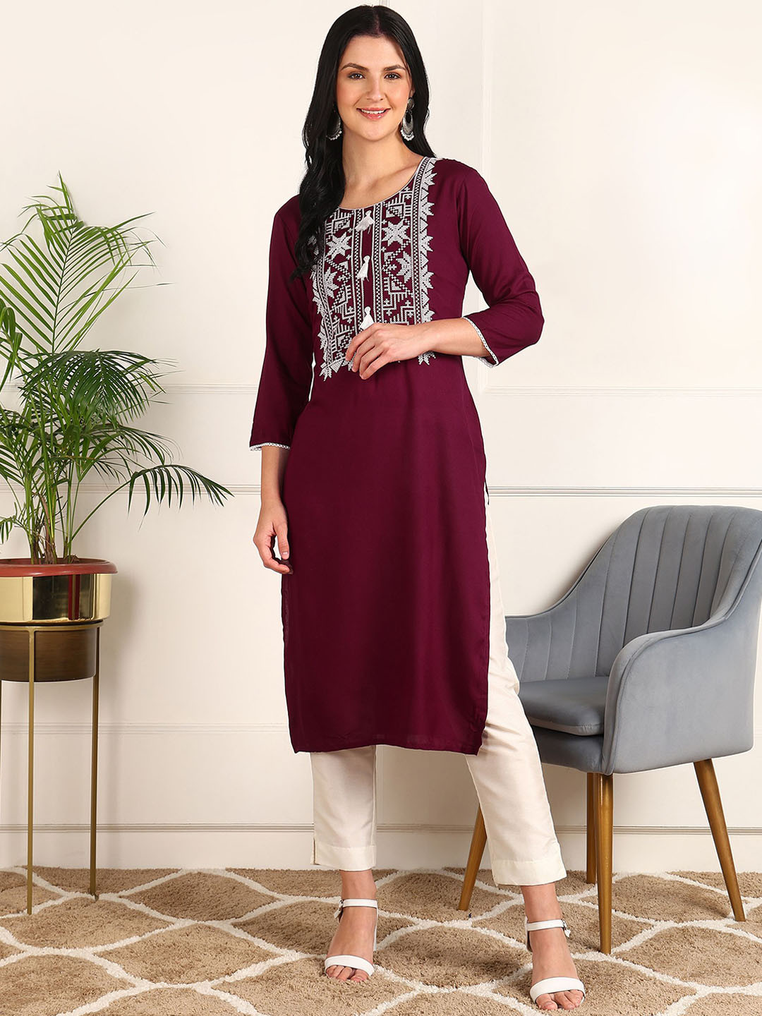 Kapad Dwar Geometric Embroidered Round Neck Thread Work Viscose Rayon Kurta