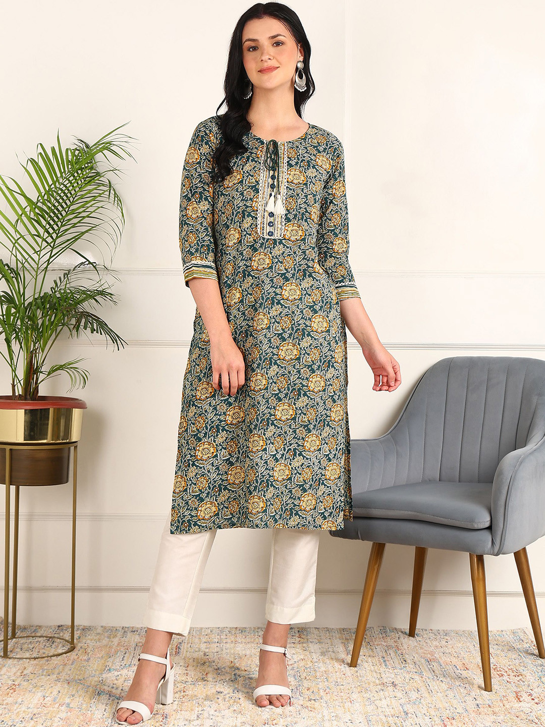 Kapad Dwar Floral Printed Tie-Up Neck Straight Kurta