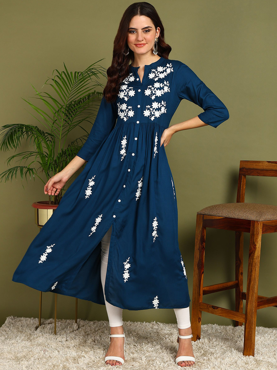 Kapad Dwar Floral Embroidered Mandarin Collar Neck Thread Work Viscose Rayon Kurta