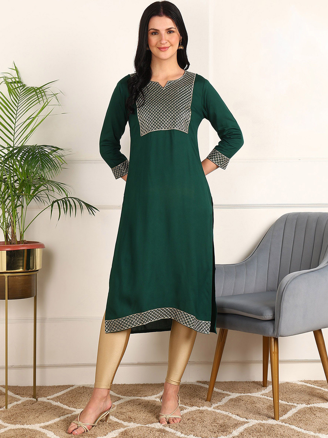 Kapad Dwar Geometric Embroidered Sequinned Straight Kurta