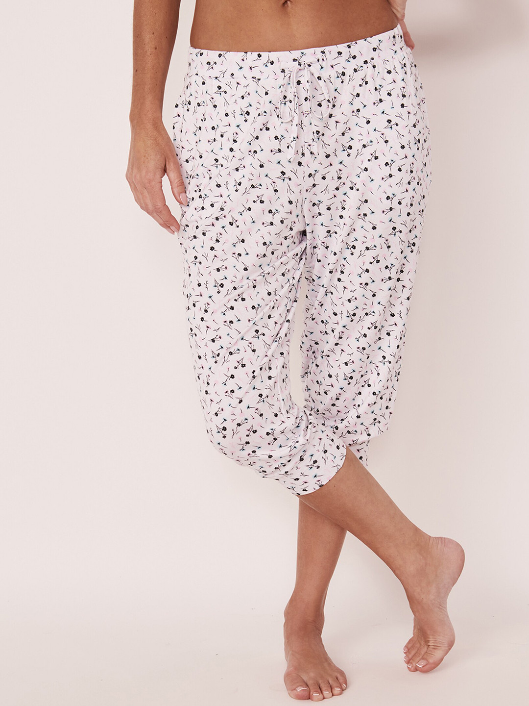 La Vie en Rose Women White & Black Printed Lounge Capris