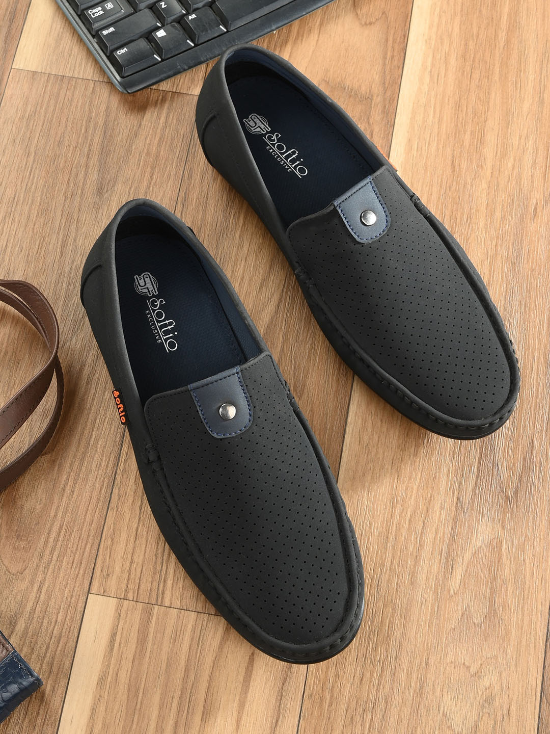 SOFTIO Men Black Solid Synthetic Leather Slip On Casual Loafers