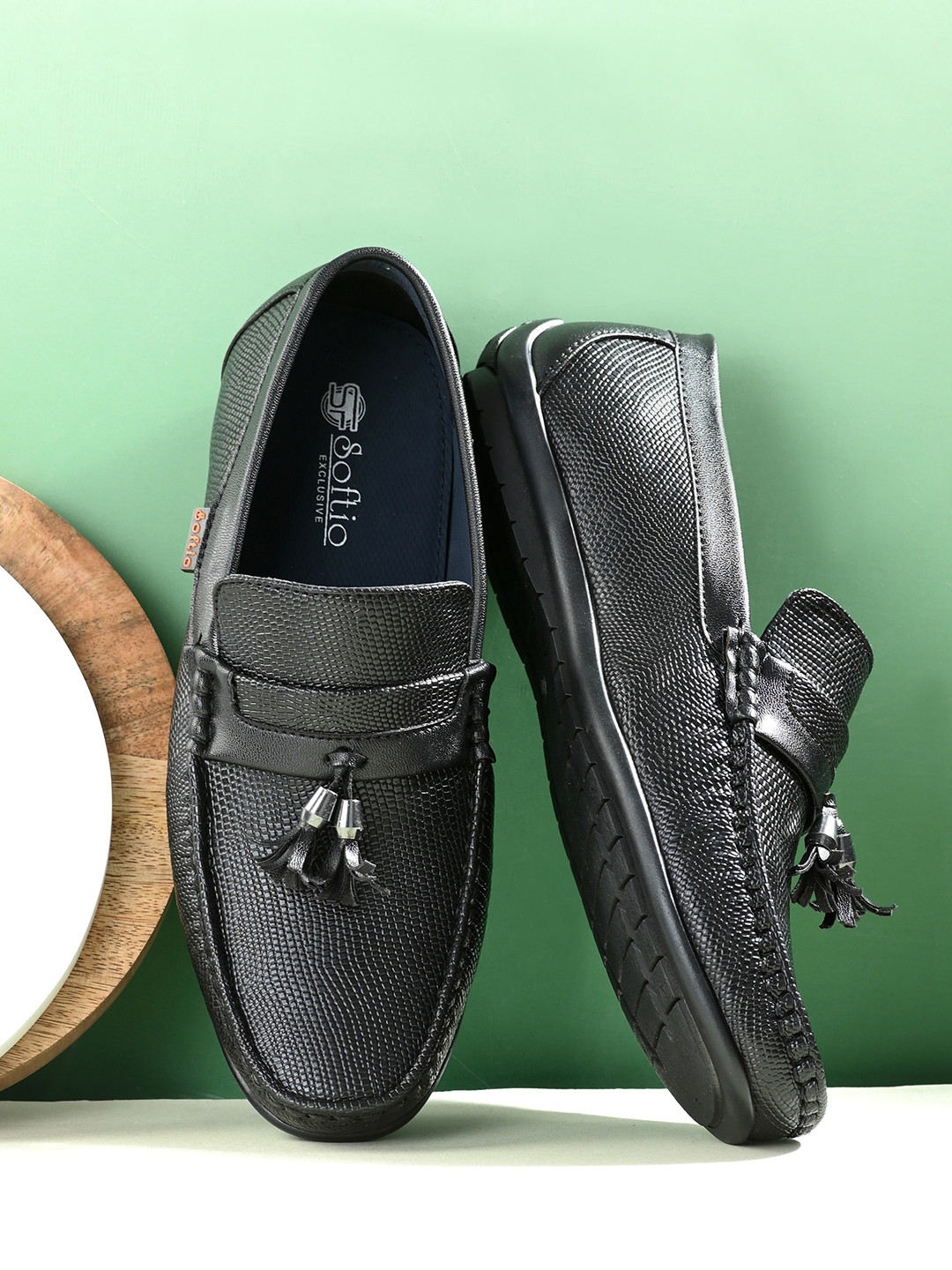 SOFTIO Men Black Textured Driving Shoes