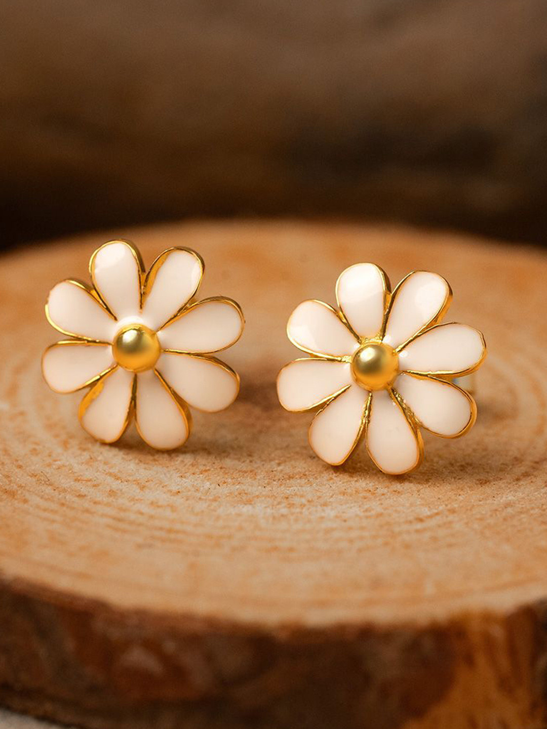 NEK 925 Sterling Silver God-Plated Floral Shaped Studs