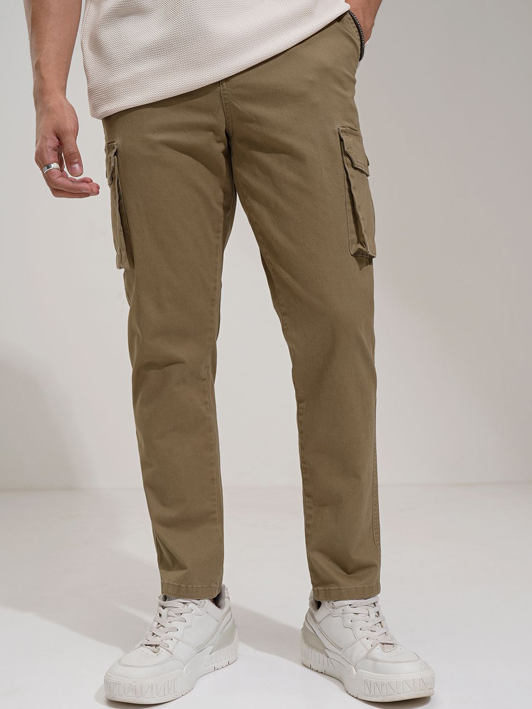 HIGHLANDER Men Comfort Mid-Rise Cargos Regular Fit Trousers