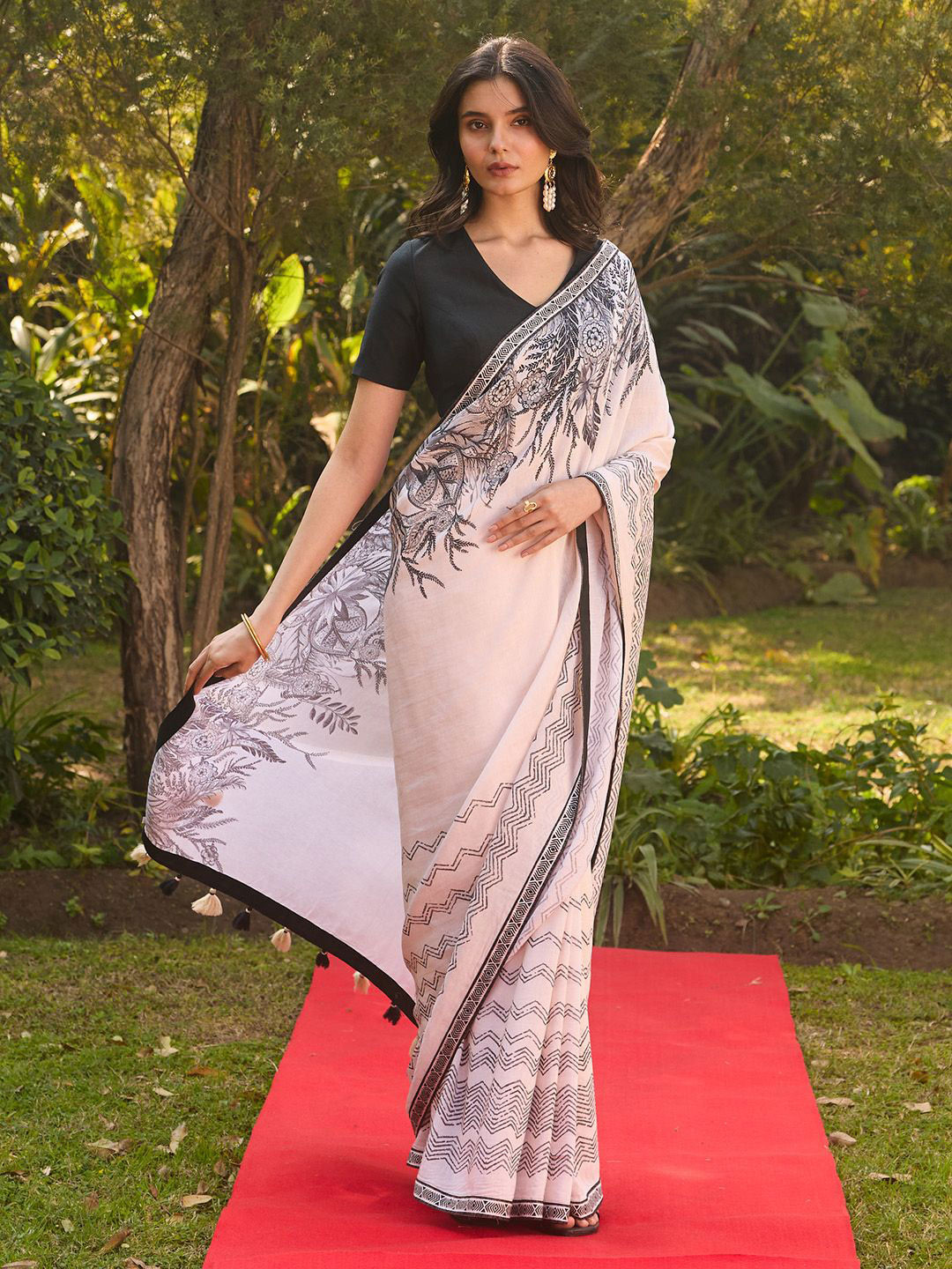 SAUNDH Floral Print Linen Saree With Unstitched Blouse Piece