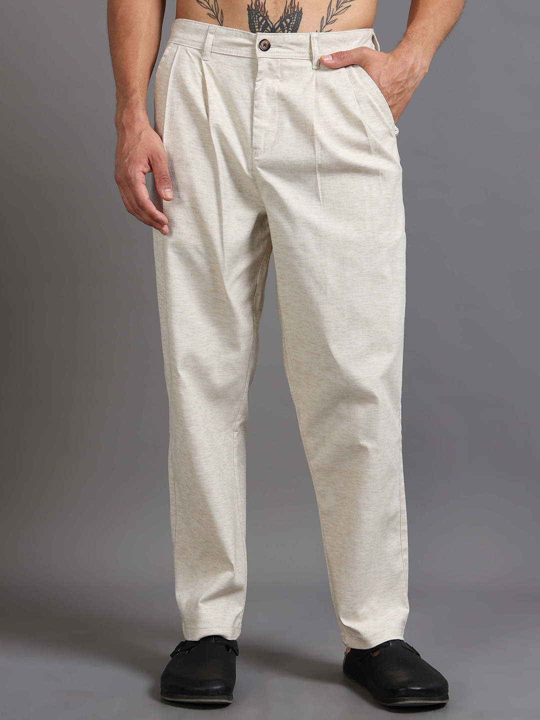 Italian Colony Men Textured Relaxed Pleated Trousers