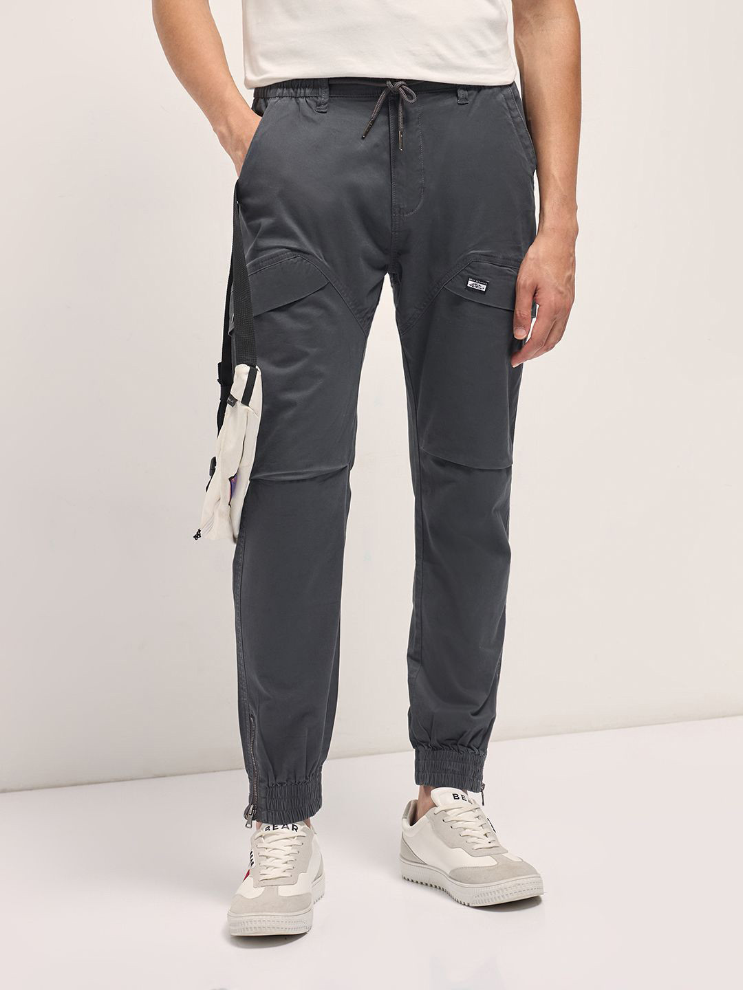 THE BEAR HOUSE Men Solid Relaxed Fit Mid-Rise Cargos Cotton Trousers