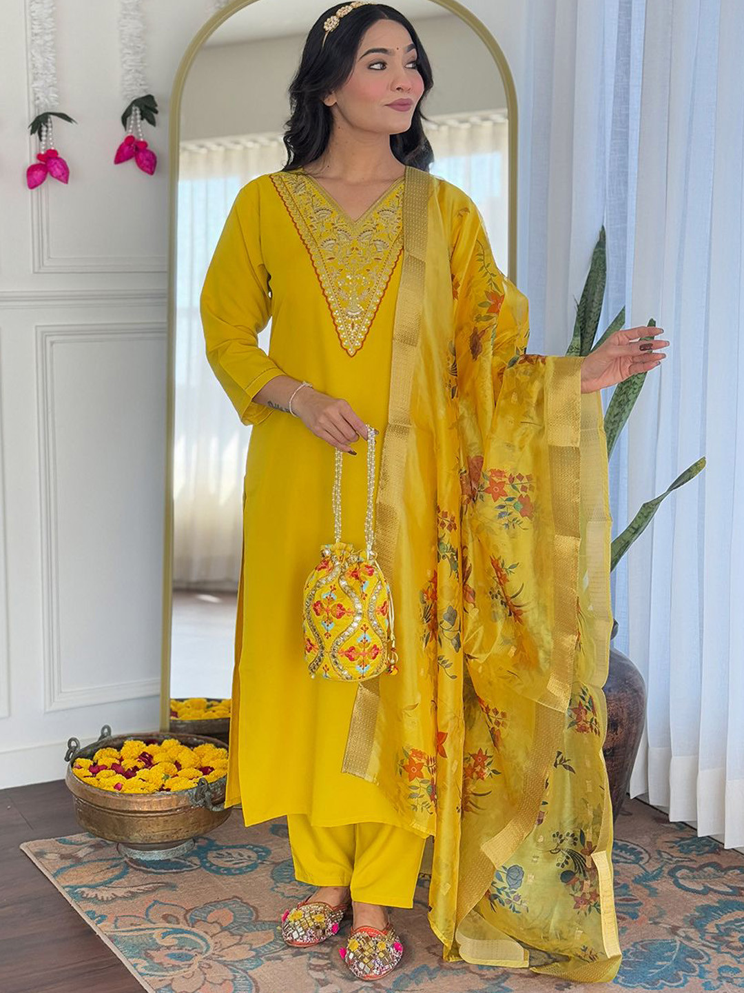 ASCIIBLUES Women Embroidered Kurta Set