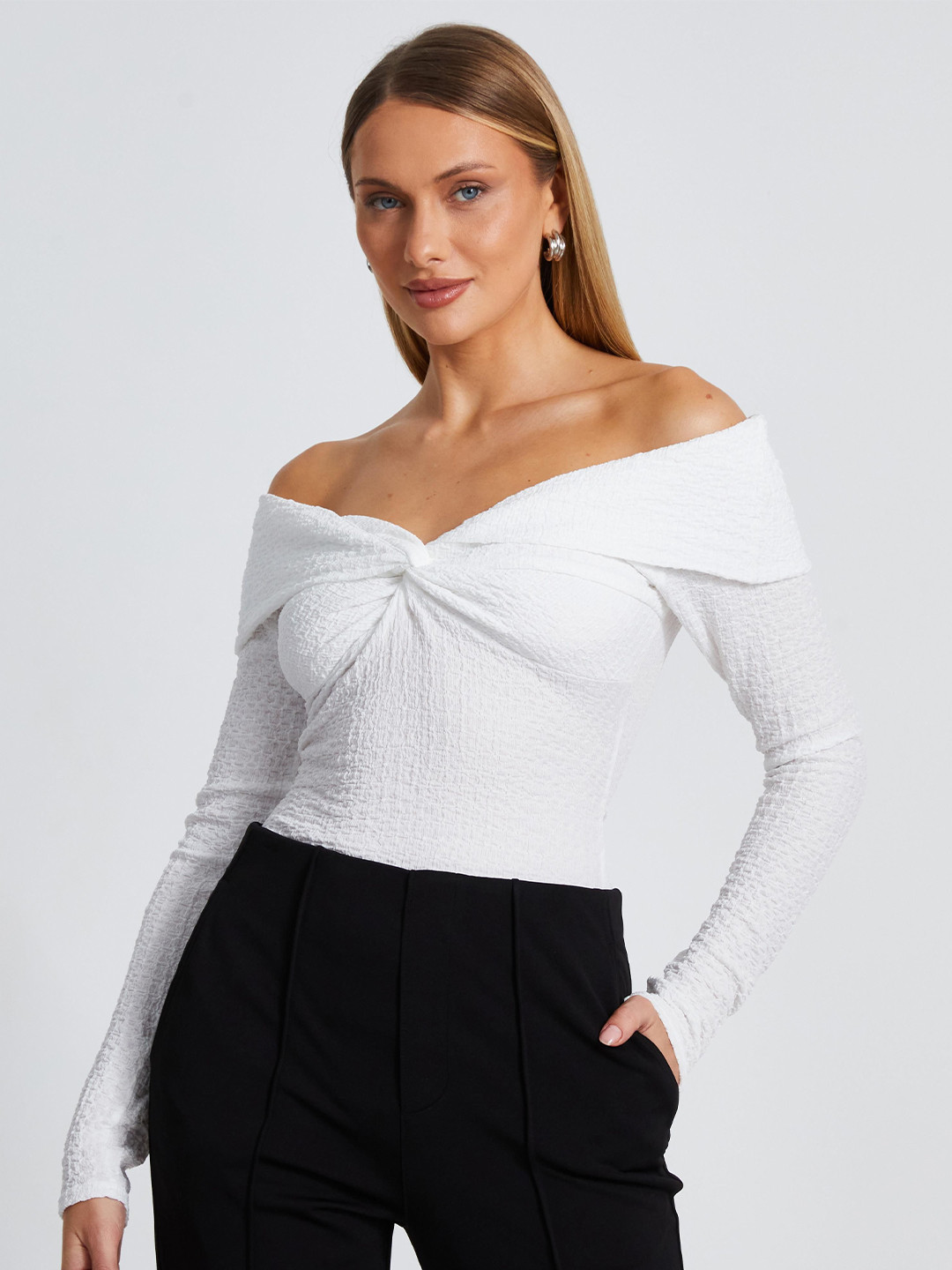 QUIZ Off-Shoulder Twisted Top