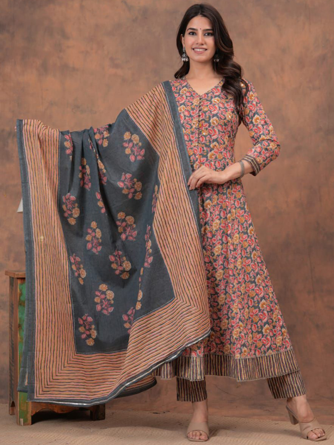 LP LABEL PEHNAVA Women Floral Printed Regular Mirror Work Pure Cotton Kurta with Trousers & With Dupatta