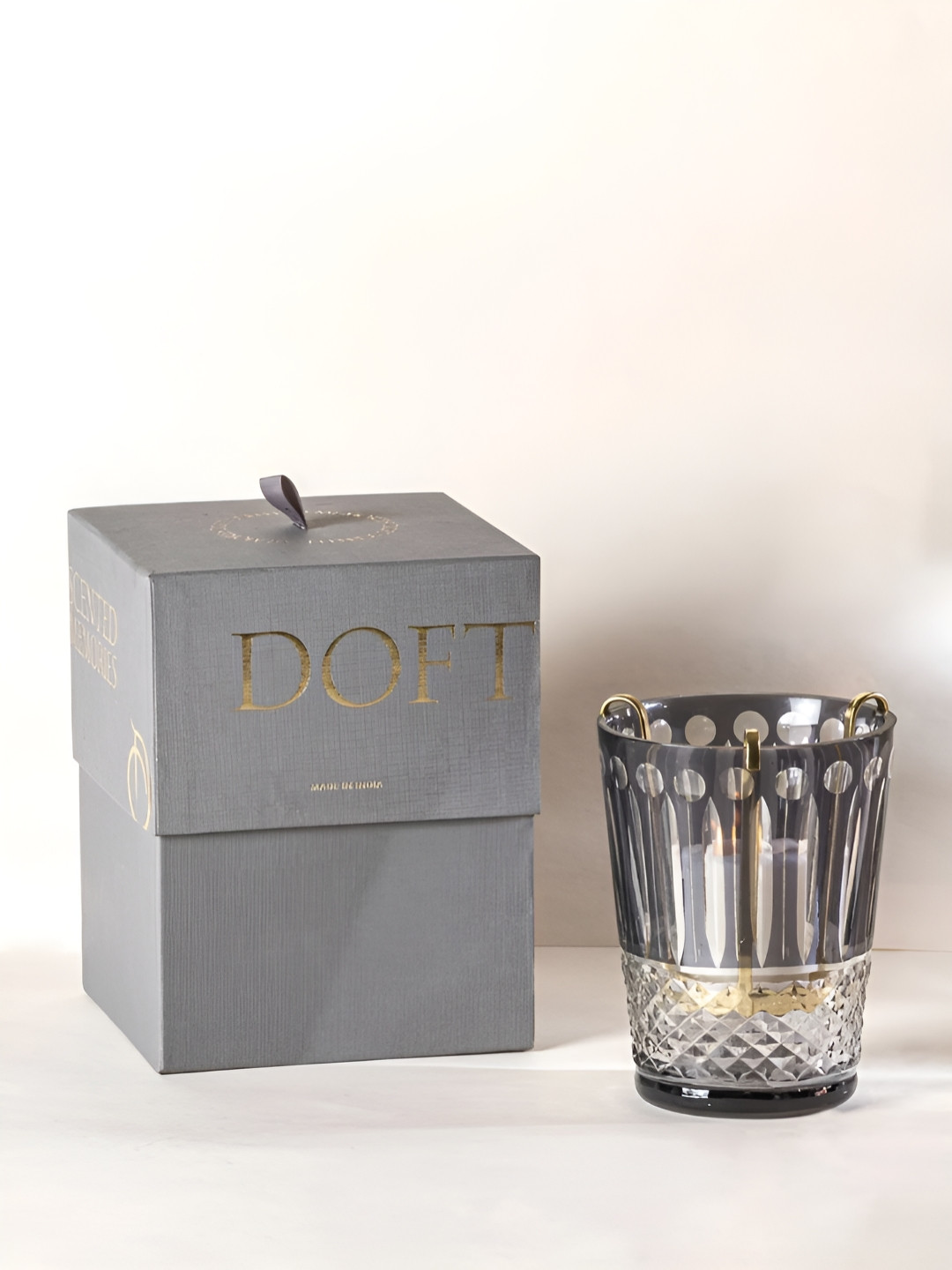 DOFT CANDLES Royal Hurricane 1 Wick White Amber & Tonka Abstract Round Regular Jar Candles