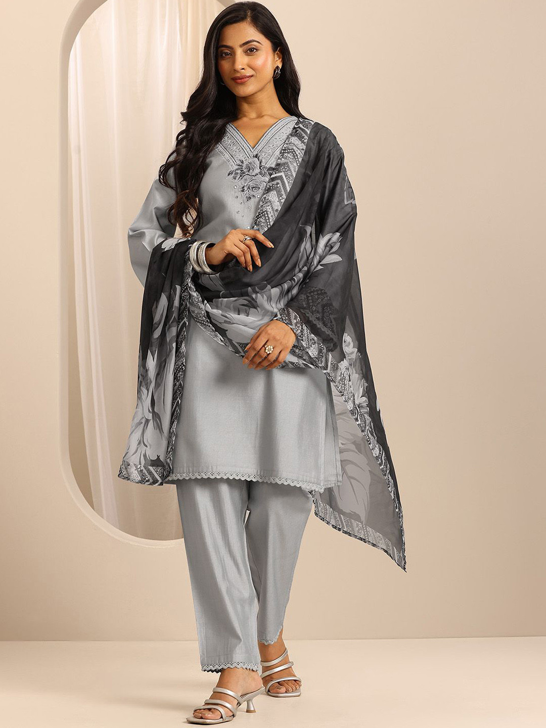 Gerua By Libas Women Floral Embroidered Kurta with Trousers & With Dupatta