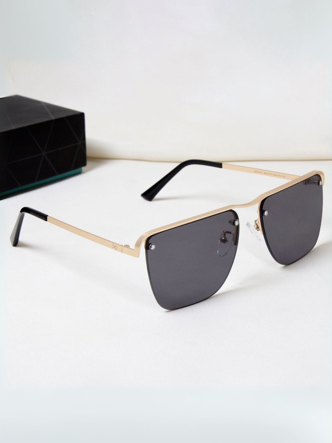 SUNGLASSIC Heldish. Gold Black Square Sunglasses