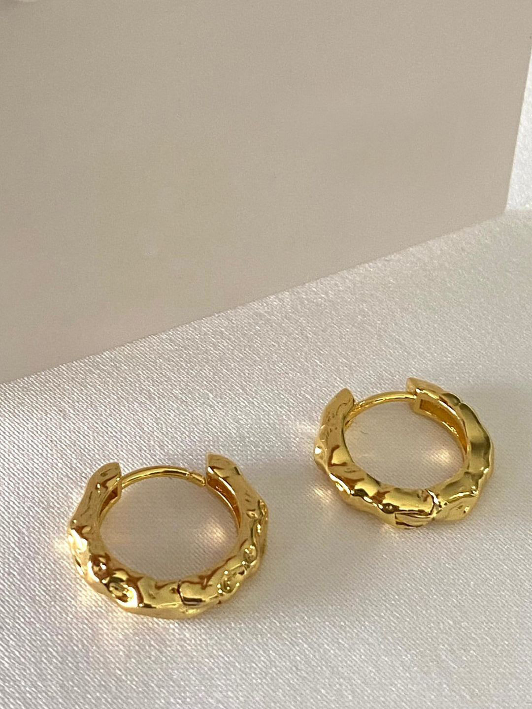 FIMBUL Gold-Plated Textured Circular Shaped Hoop Earrings
