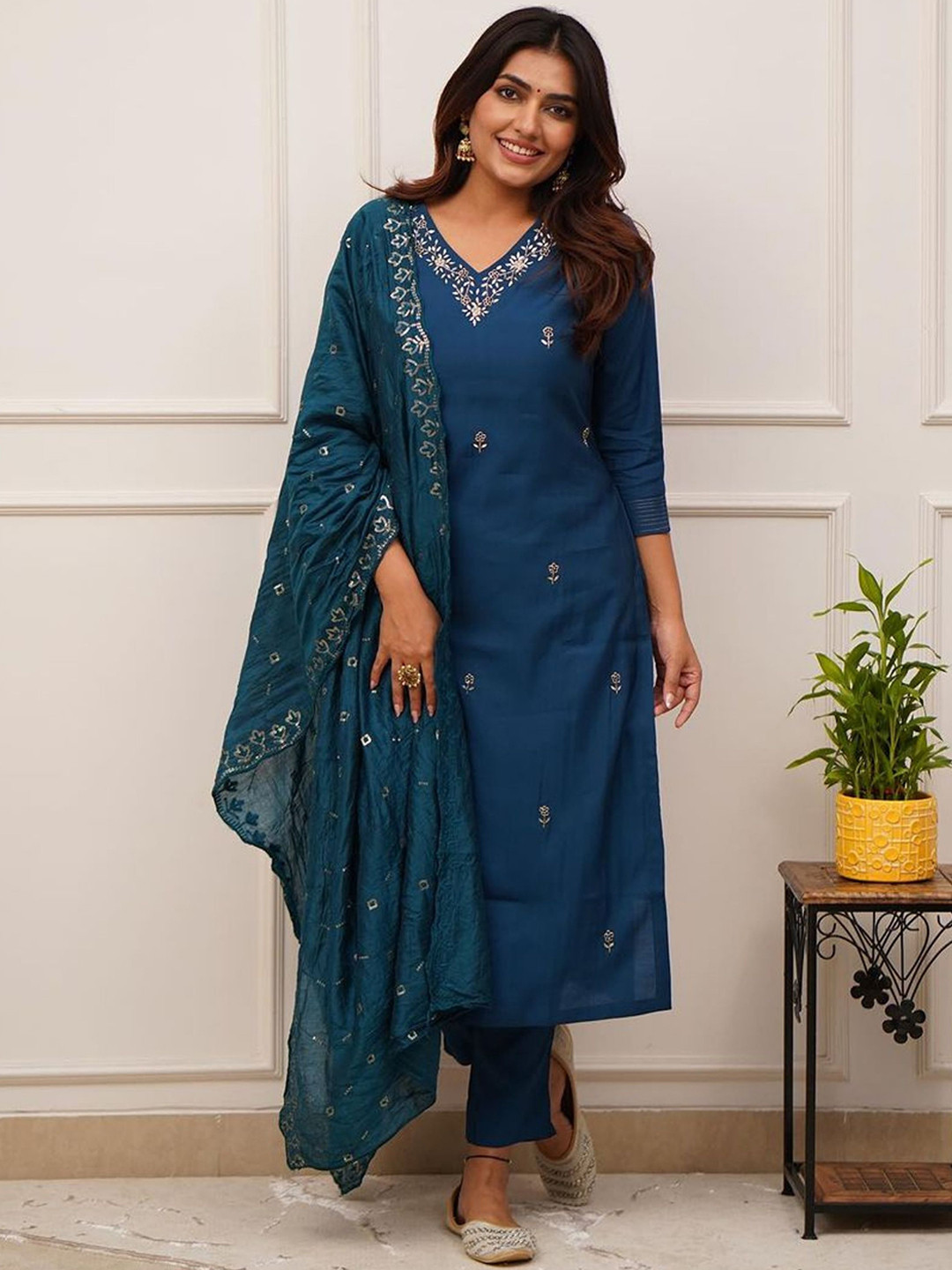 NIZA FASHION Women Embroidered Kurta Set