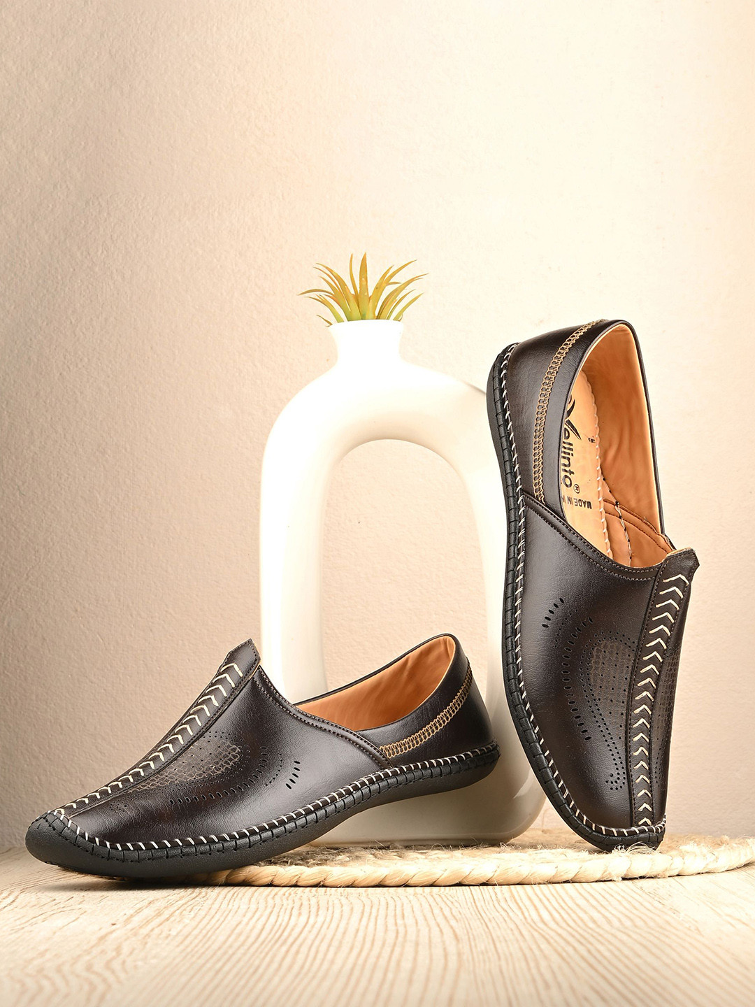 Vellinto Men Textured Mojaris
