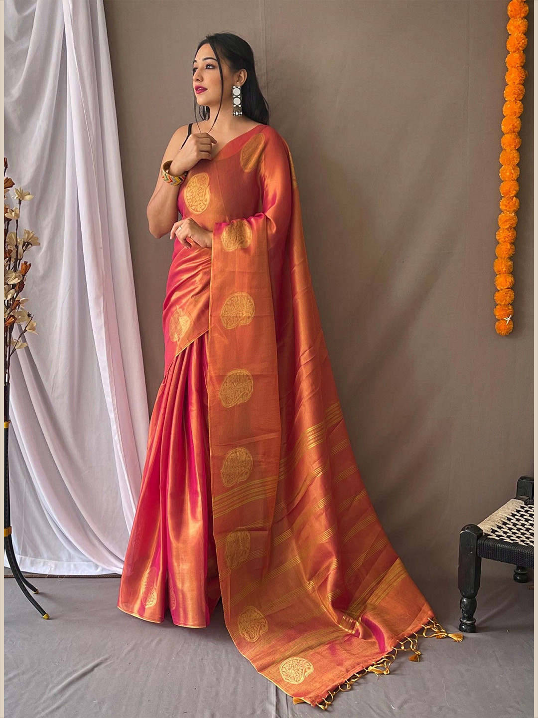 DIVASTRI Woven Design Zari Saree