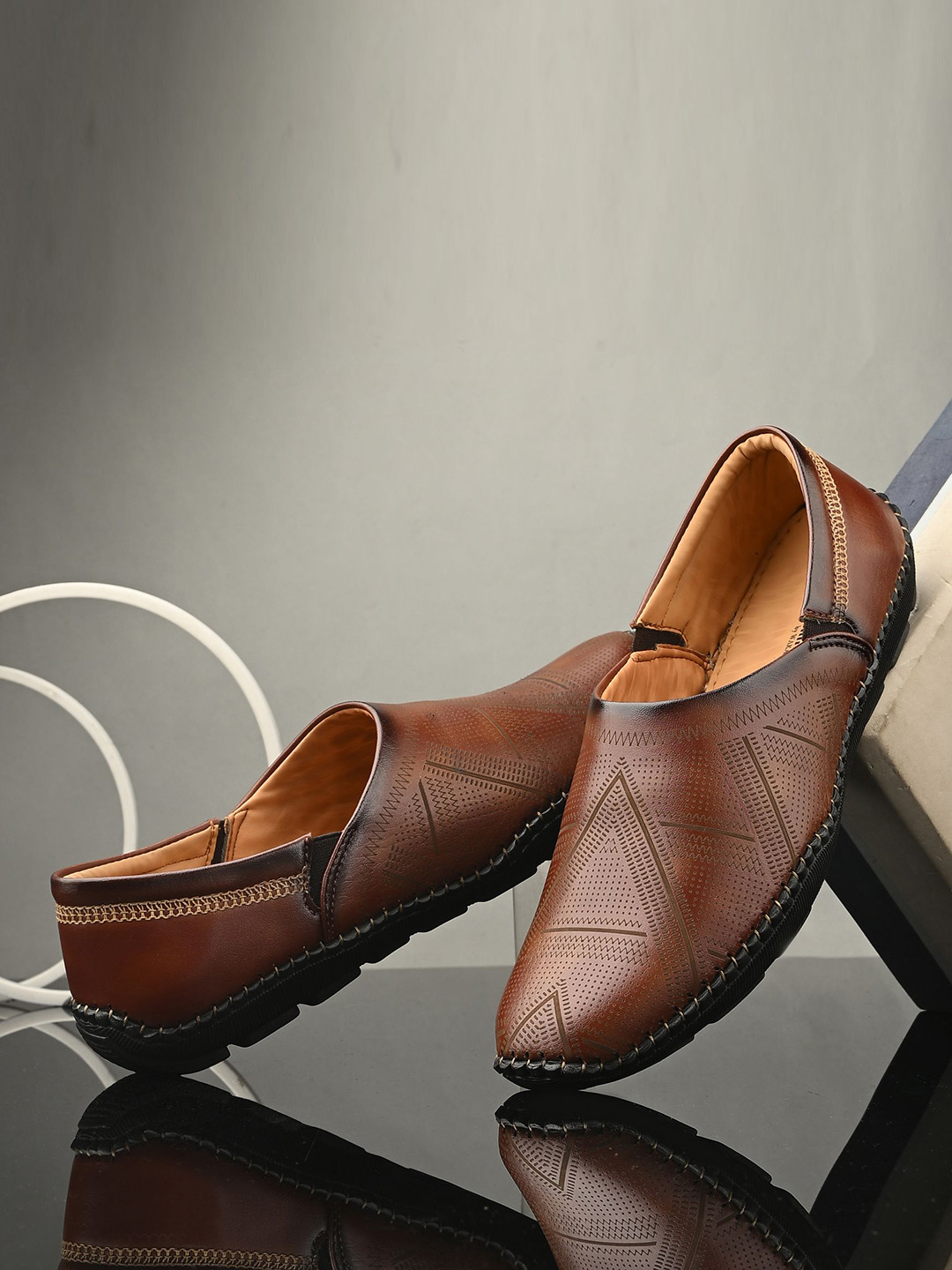 Vellinto Men Textured Mojaris