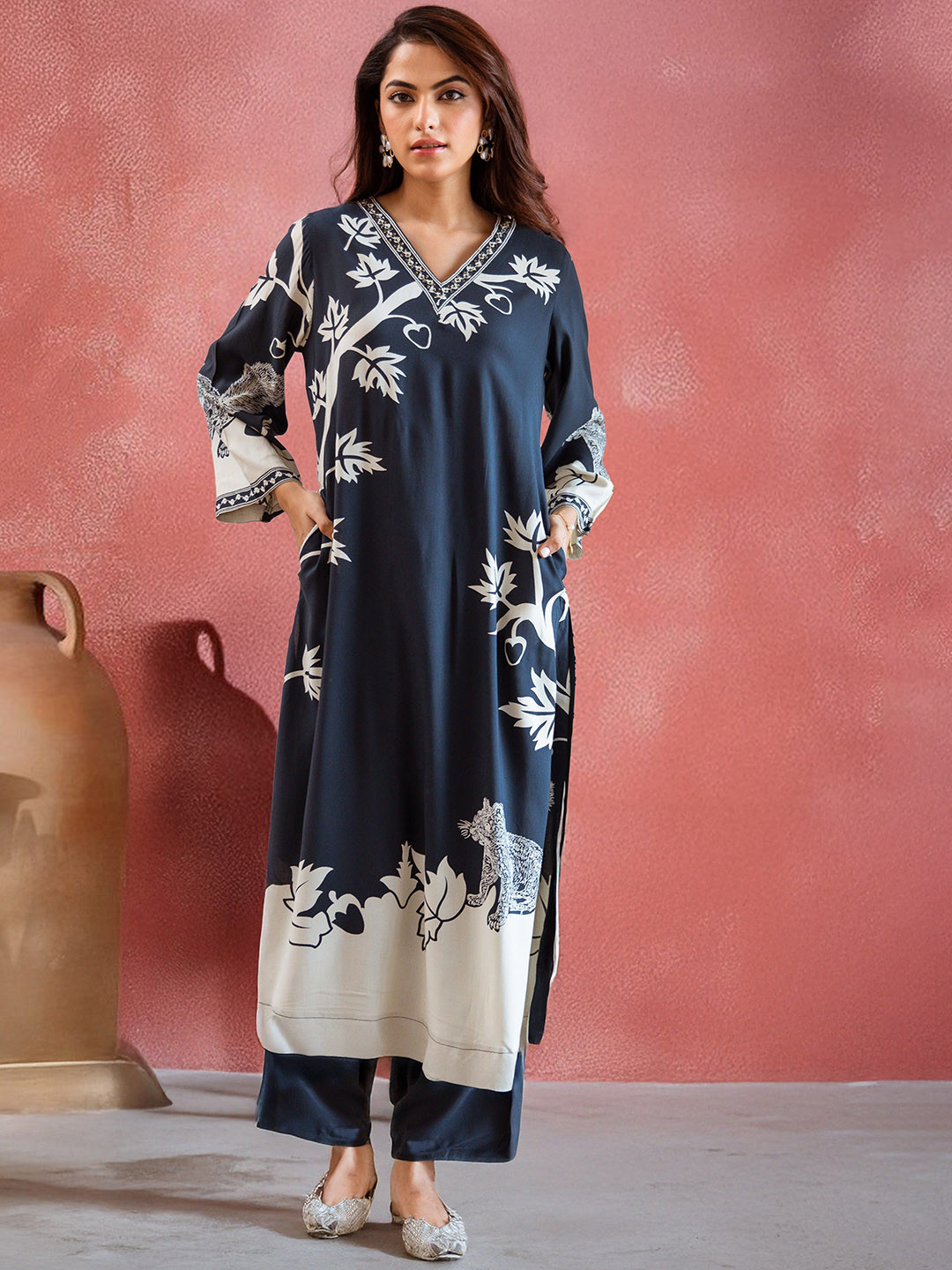 Sangria Women Printed Straight Kurta Set
