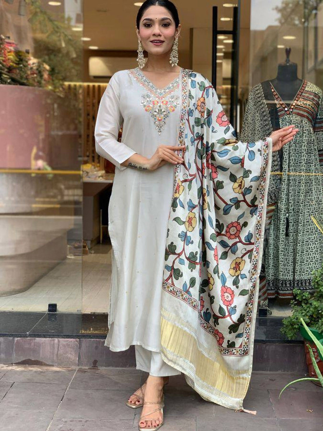 NIZA FASHION Women Embroidered Kurta Set